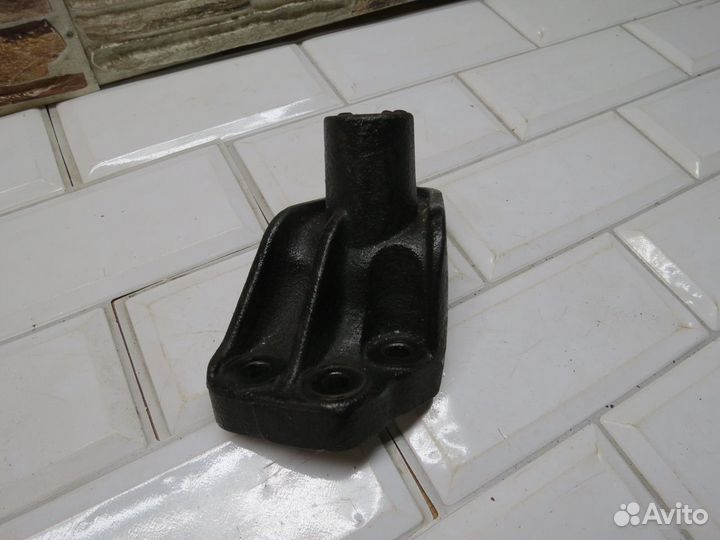 Кронштейн опоры двс правый Hyundai Solaris 2010