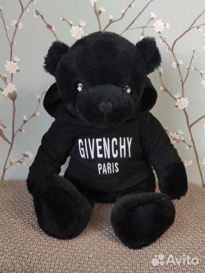 Черный плюшевый медведь