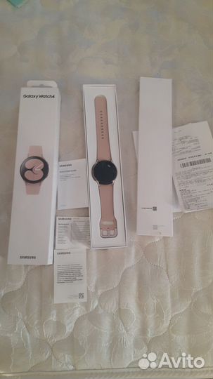 Часы розовые Galaxy Watch4