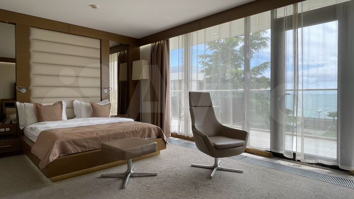 Дом 680 м² на участке 8,5 сот.