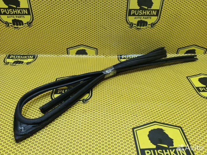 Уплотнитель стекла двери передний левый Renault