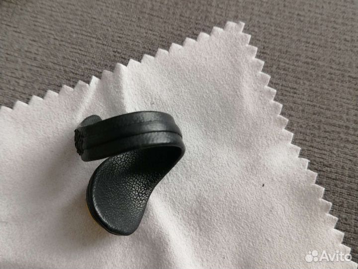 Кожаное кольцо с натуральным янтарем