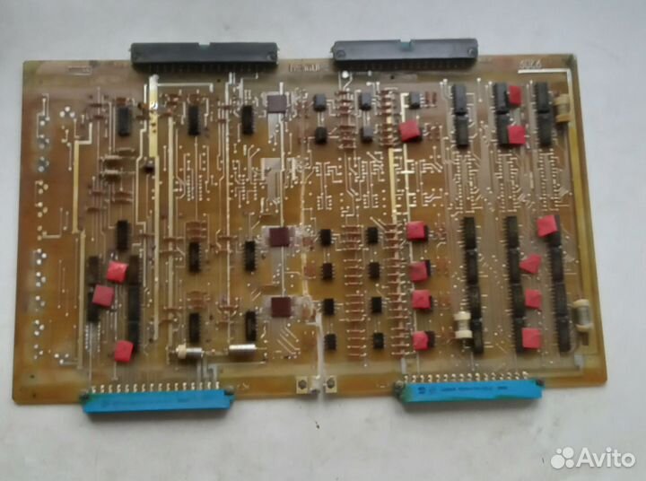 Плата с разъёмами и микросхемами