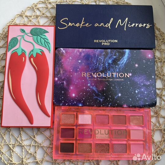 Палетки теней make up revolution