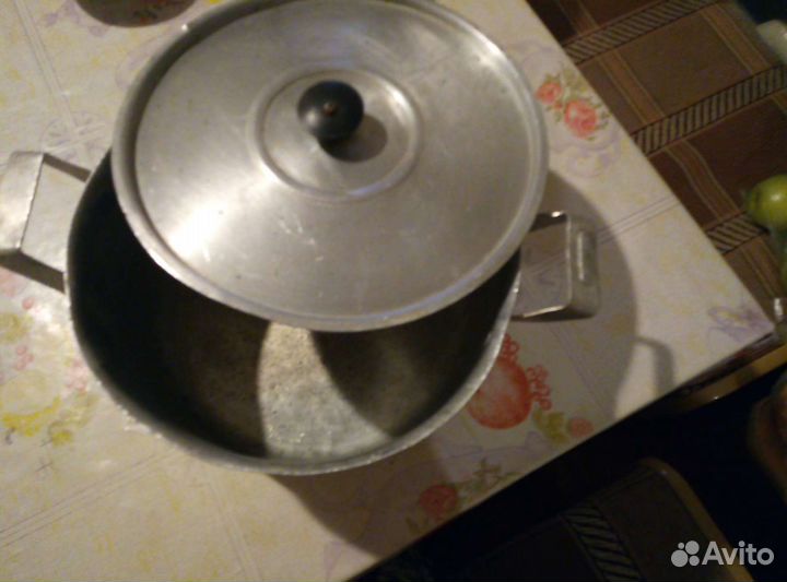 Кастрюли (6 и 10 л) и 2 сковороды