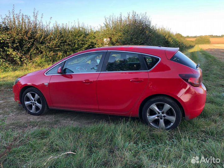 Дверь передняя левая Opel astra j красная