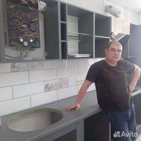 Кухня на заказ трехуровневая