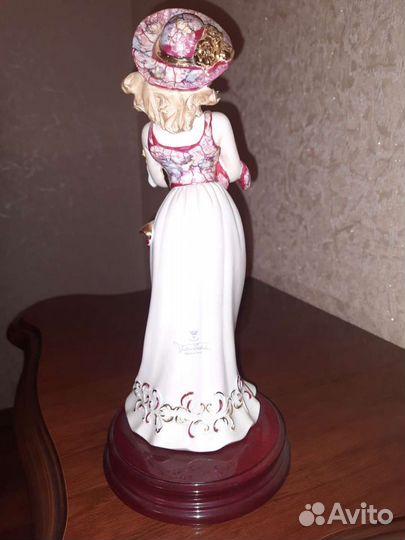 Фарфоровая статуэтка