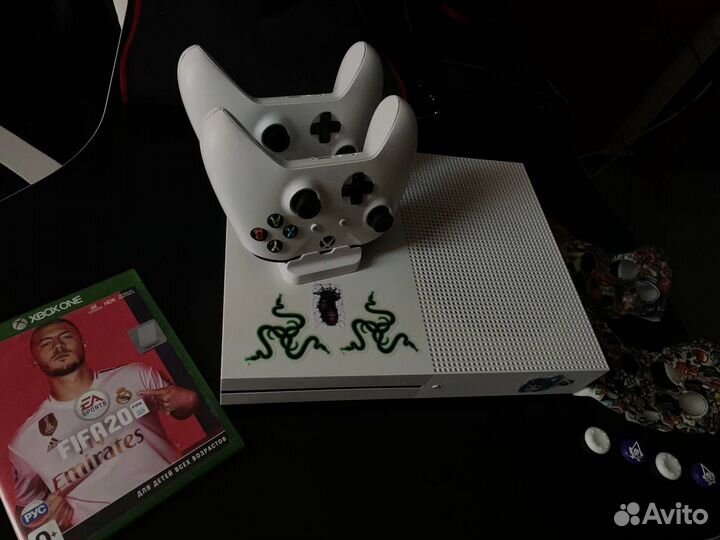 Xbox ONE S 2 геймпада с играми 1tb