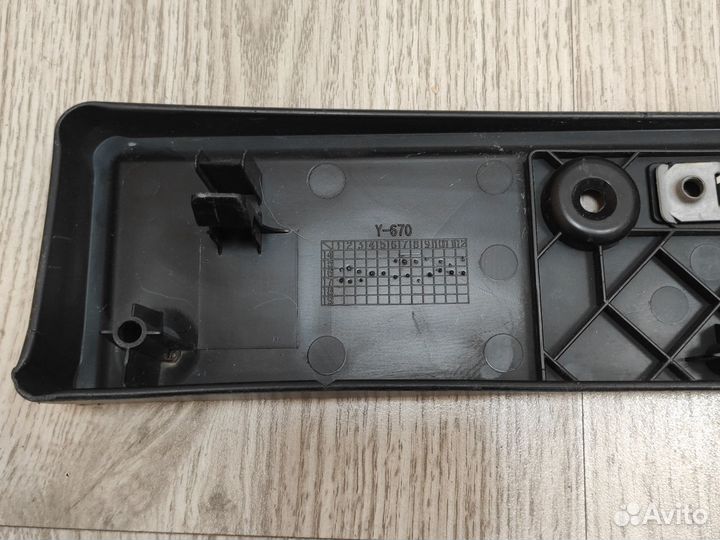 Подиум под рамку номера Toyota Rav 4