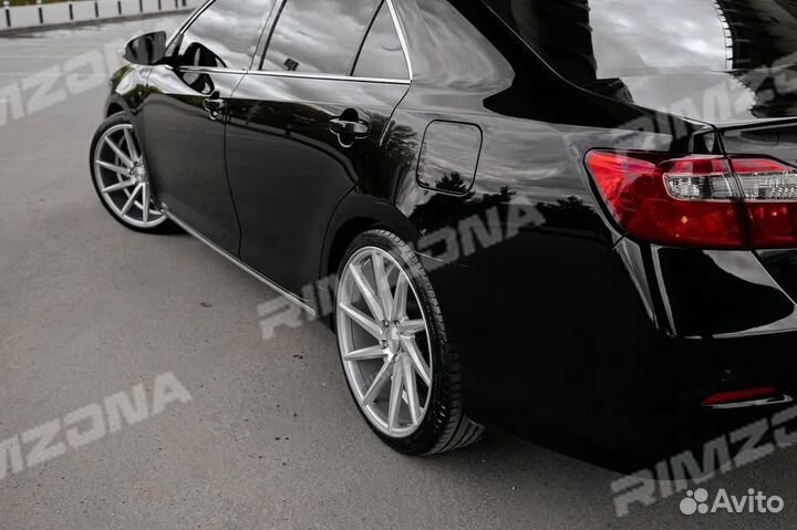 Литой диск в стиле vossen R19 5x112