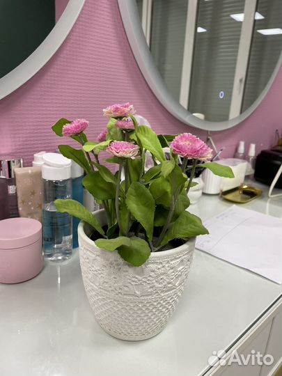 Кашпо с искуственным цветком