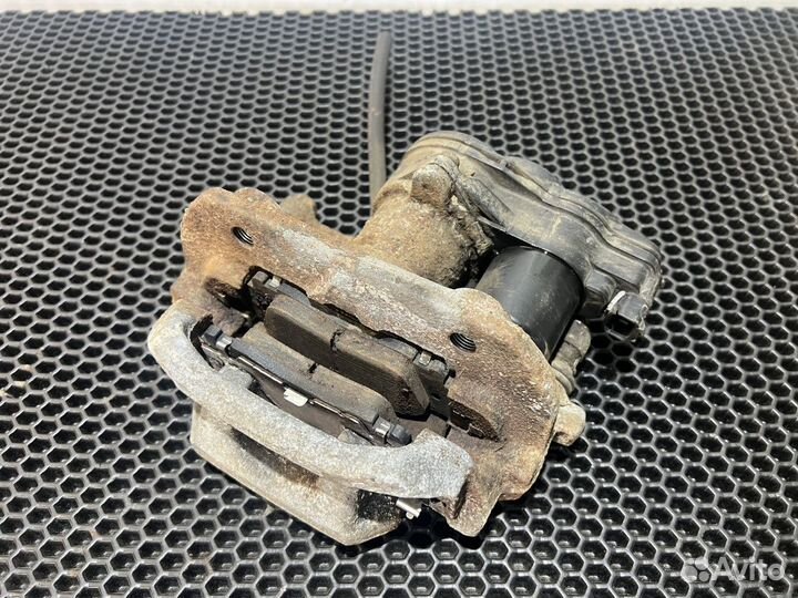 Суппорт тормозной задний левый Lexus NX200T