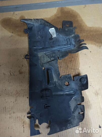 Пыльник радиатора правый Ситроен C5 X7