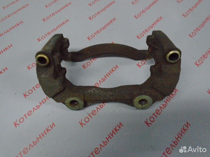 Nissan 41001-4U100 Скоба суппорта переднего