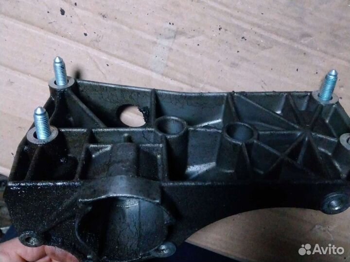Кронштейн генератора volkswagen golf