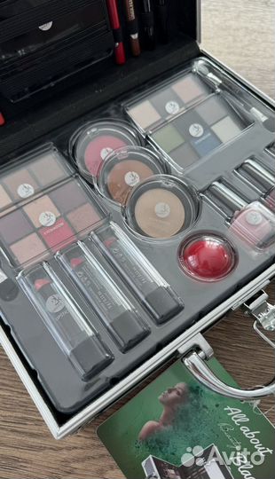 Набор косметики новый в чемодане макияж