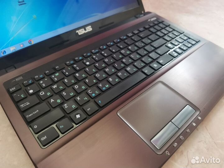 Ноутбук Asus на Core i5-2450M, SSD, корпус металл