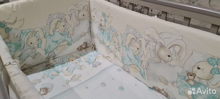 Кроватка и Комплект : борты, одеяло, подушка, т.д