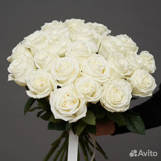 Букет из 25 белых роз 60см Красноярск