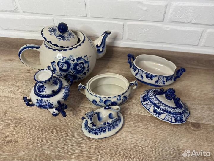 Гжель. Посуда и фигурки