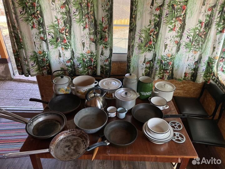 Посуда кастрюли сковородки бидоны фруктовницы