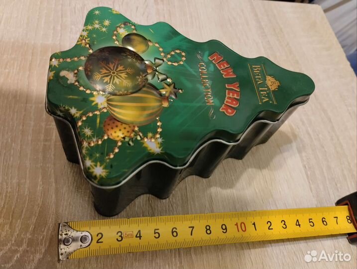 Жестяная банка из под чая и новогодняя бутылочка