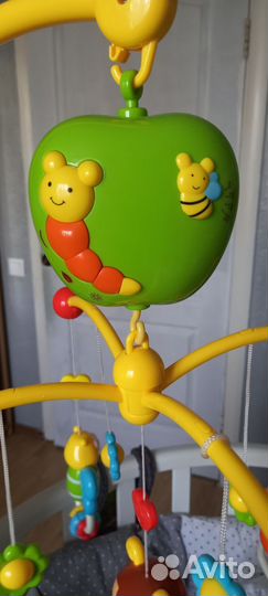 Мобиль на кроватку жирафики