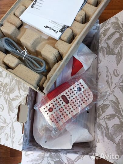 Автоматическая кофемашина smeg красная новая