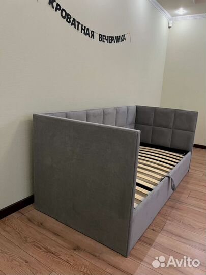 Кровать с ящиками для хранения