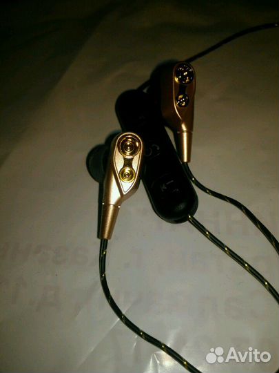 Беспроводные блютуз наушники. Играют громко