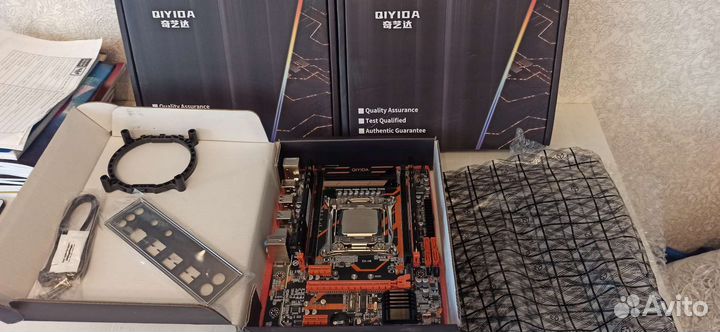 Материнская плата с процессором и памятью