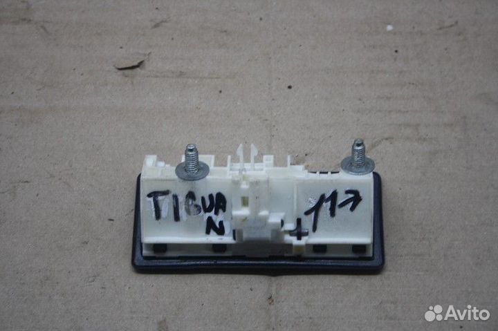 Кнопка открывания багажника Volkswagen tiguan 2011