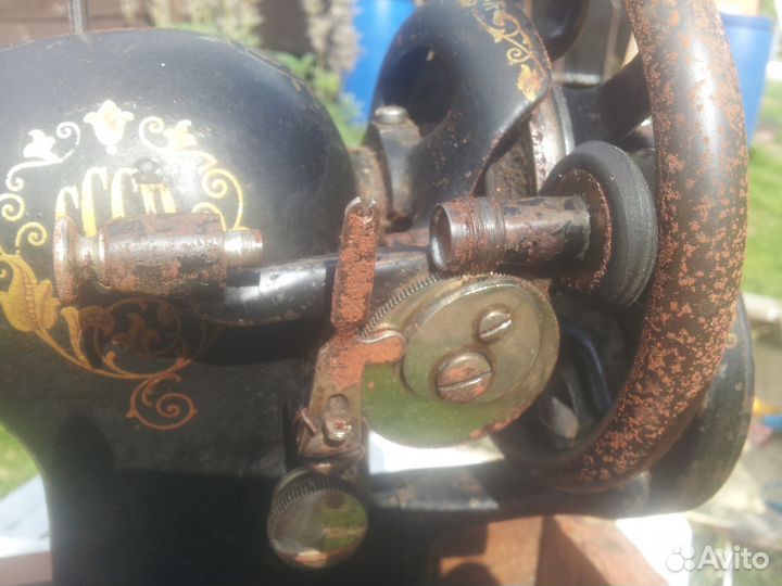 Старая швейная машинка из СССР