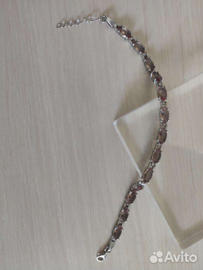 Серебряный браслет с камнями султанит