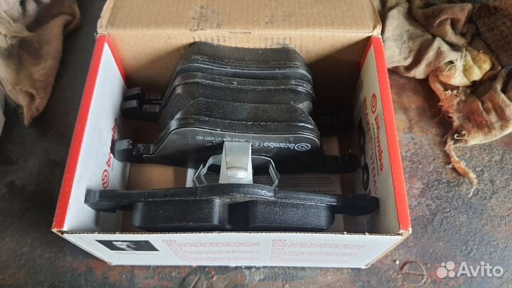 Тормозные колодки передние Brembo P24077