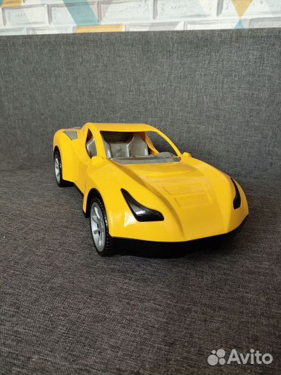 Спортивный автомобиль и мусоровоз