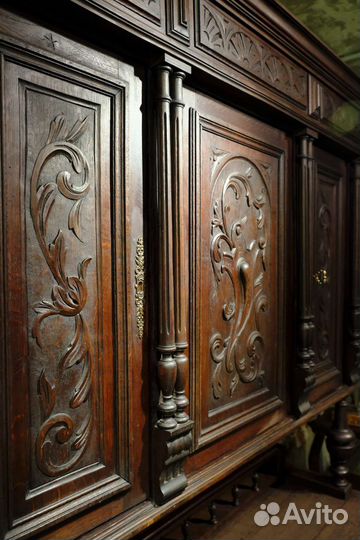 Дубовый резной буфет