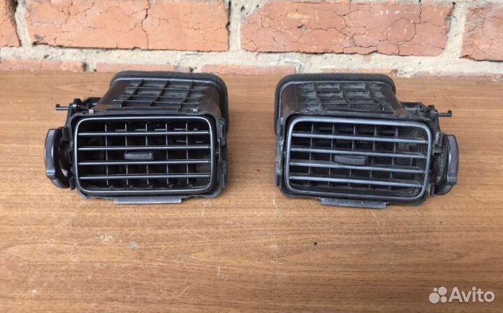 Центральная накладка торпеды на lancer 9