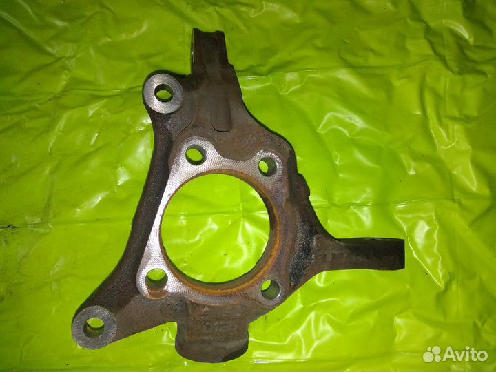 Кулак поворотный перед правый на Subaru 2003-2016г