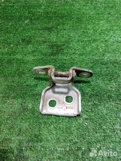 Петля двери Renault Logan