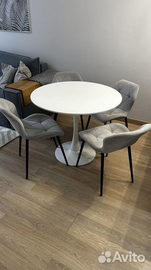 Круглый стол и стулья