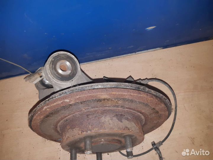 Кулак задний левый Honda Civic 4D