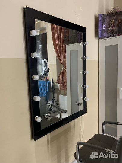 Гримерное зеркало с лампочками