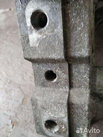 Кронштейн двигателя VW Passat B6