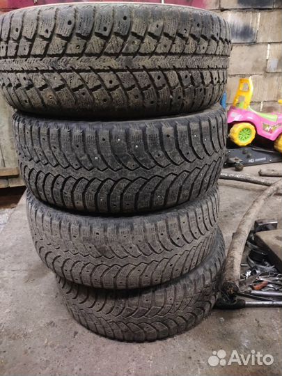 Bridgestone Blizzak Spike-01 215/55 R16