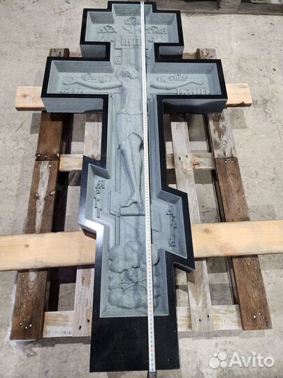 Резной гранитный крест памятник