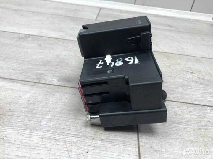 Блок предохранителей правый Ford Fiesta хэтчбек