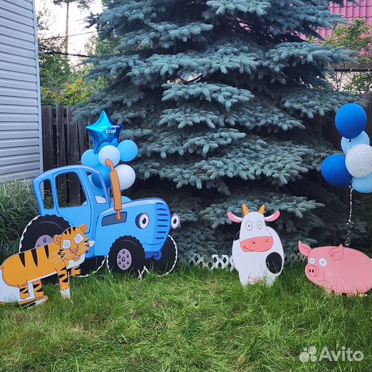 Фотозона синий трактор