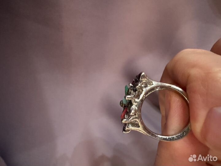 Кольцо металлическое с разноцветными камнями